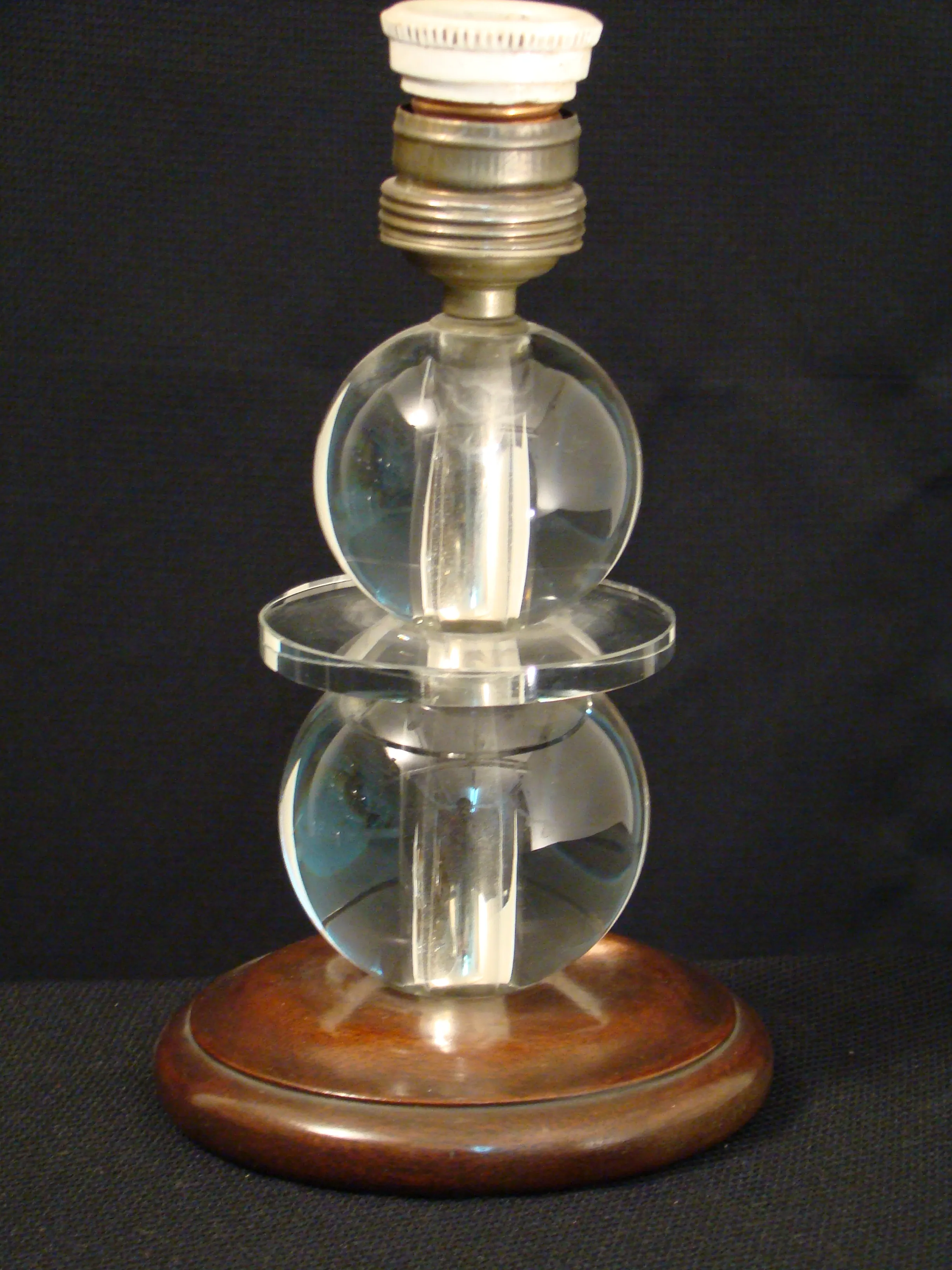 Luminária de mesa antiga com design esférico e base redonda, ótima para decoração