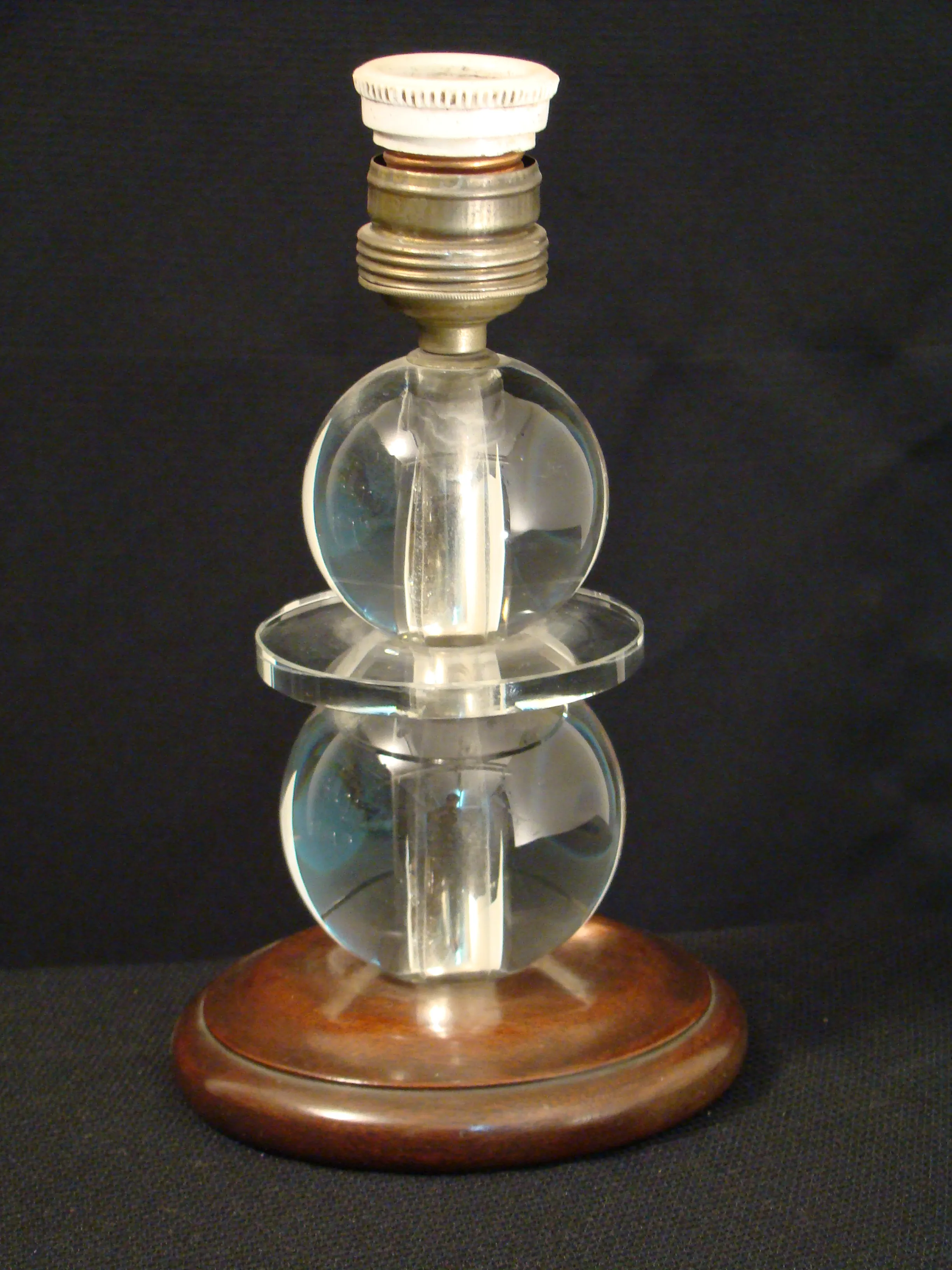 alte tischlampe mit sphärischem design und runder basis auf schwarzem hintergrund