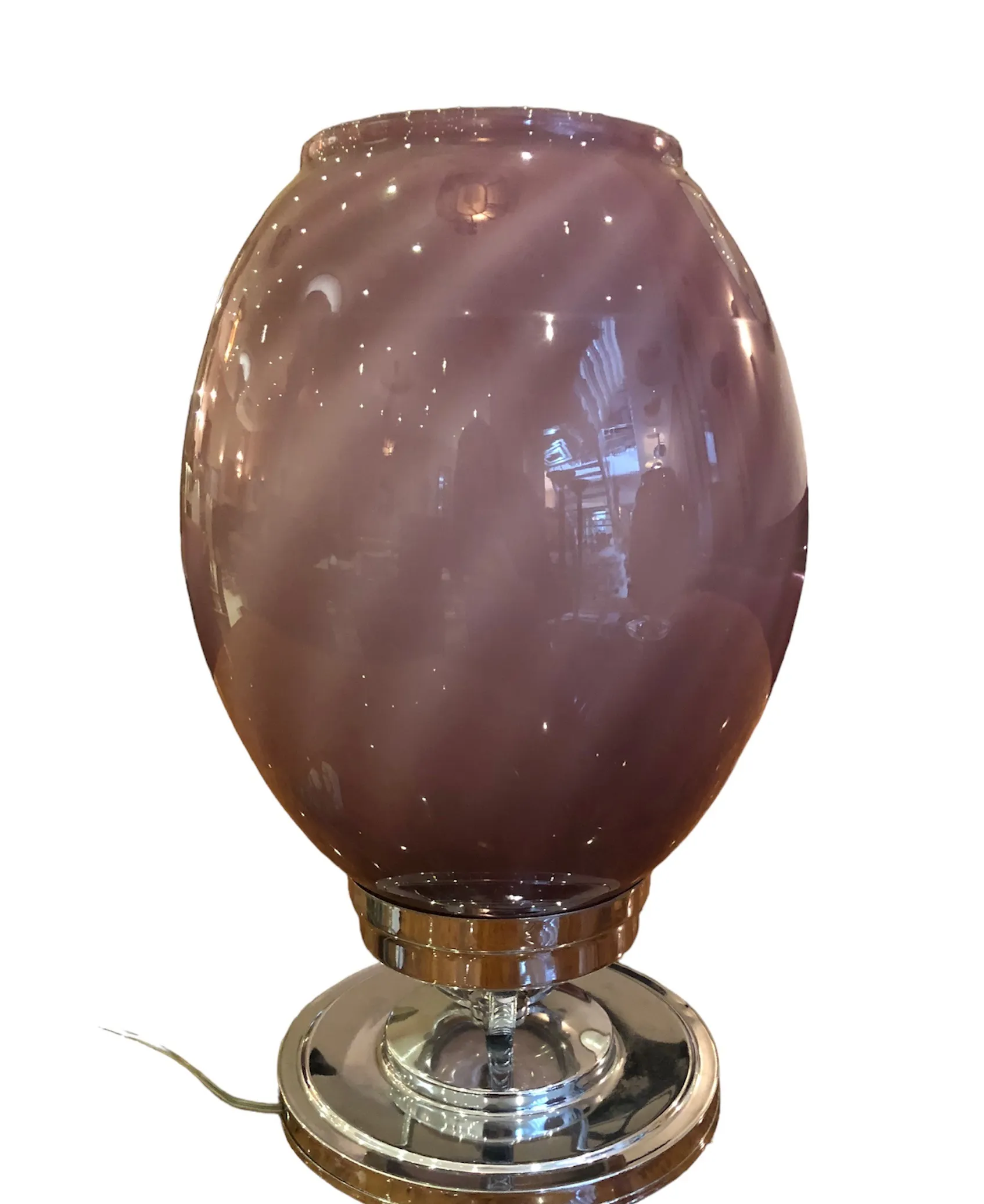 Antike ovale Tischleuchte in einer gemütlichen Umgebung