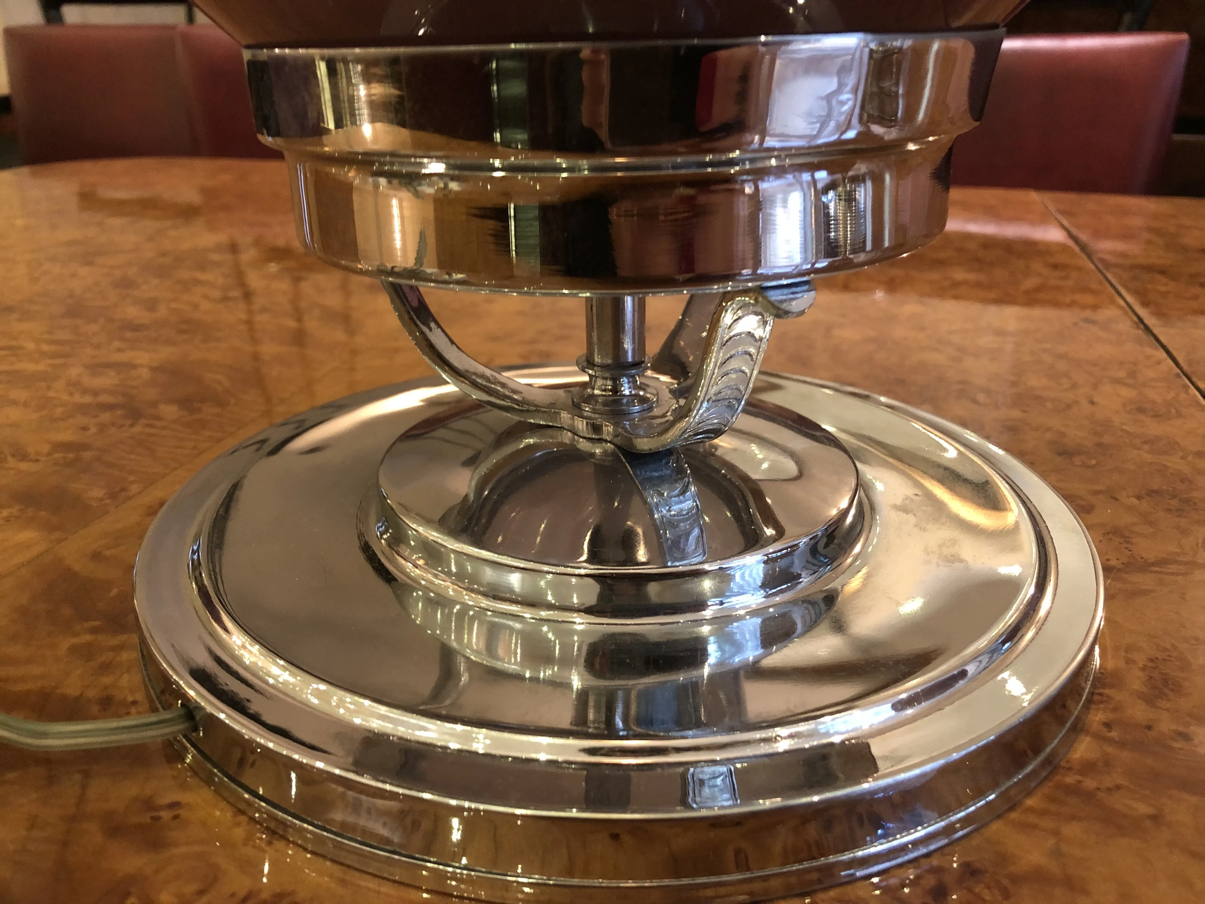 deux lampes de table anciennes avec des bases brillantes dans un cadre chaud