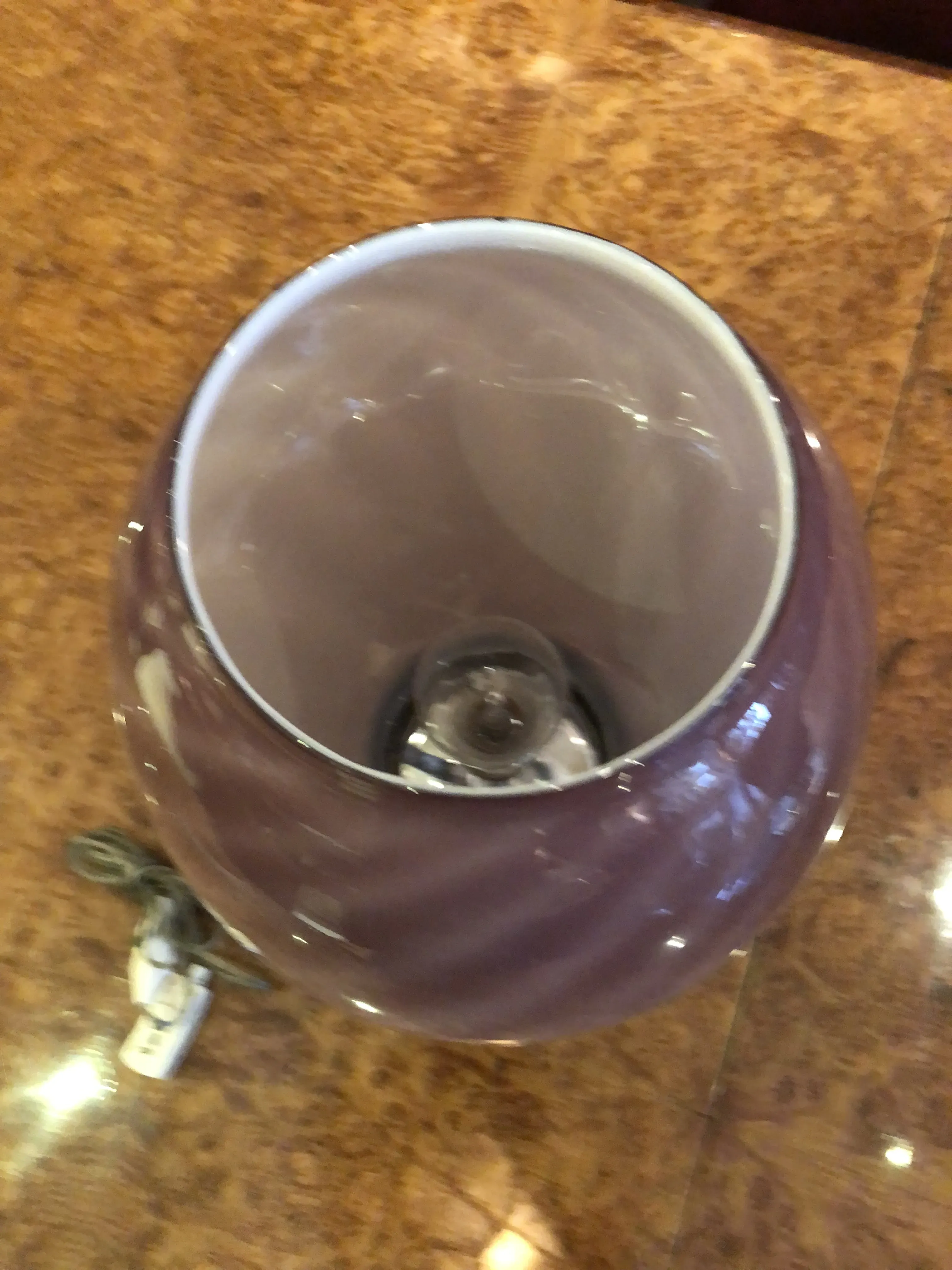 lamparas de mesa antiguas con diseño elegante en ambiente acogedor