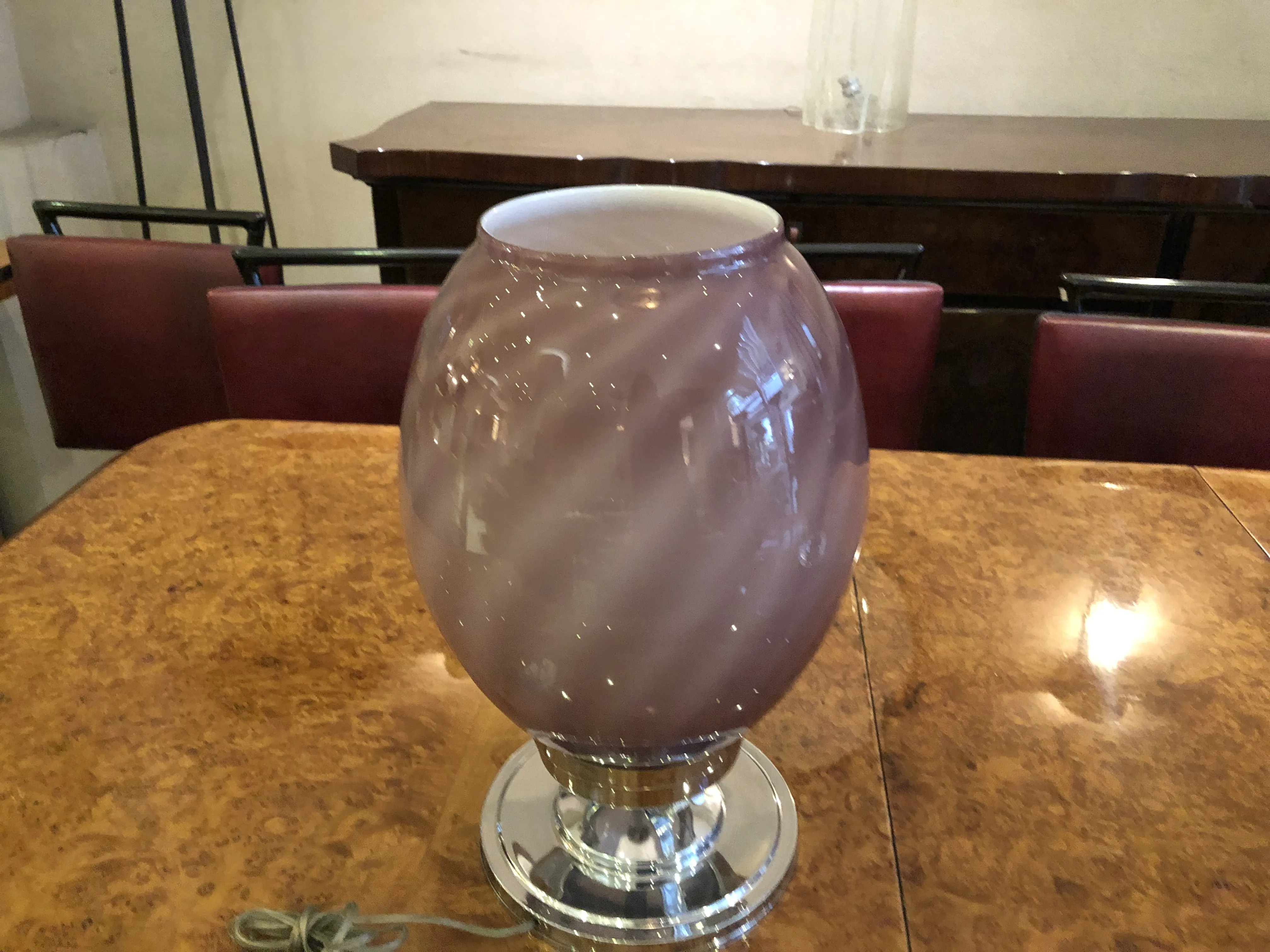 due lampade da tavolo antiche con design ondulato in viola, atmosfera accogliente.