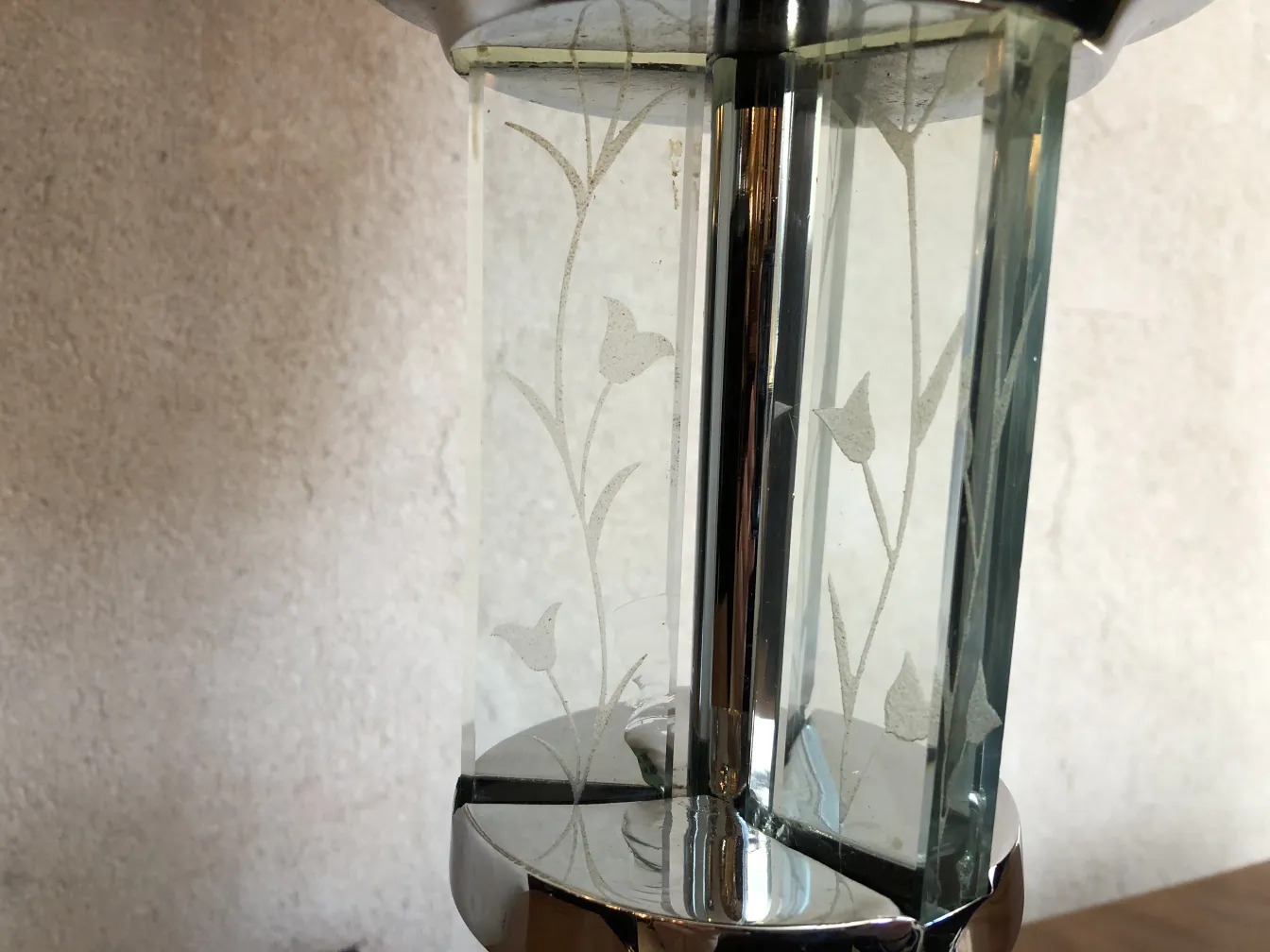 Lampe de bureau ancienne avec design art déco, détails floraux en verre.