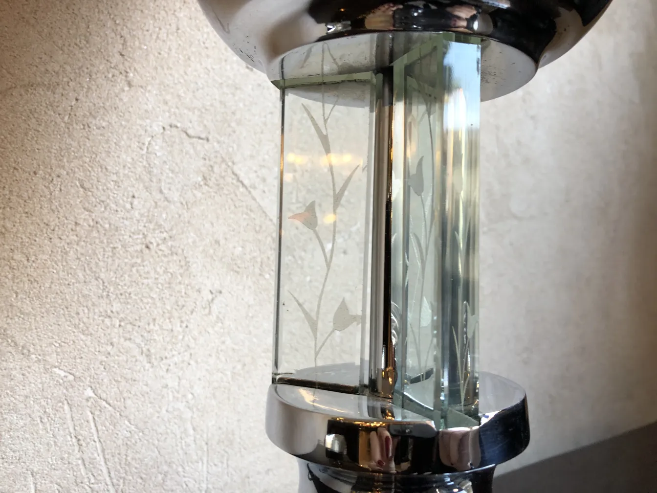 lampada da tavolo antica con design art déco in un'ambientazione moderna