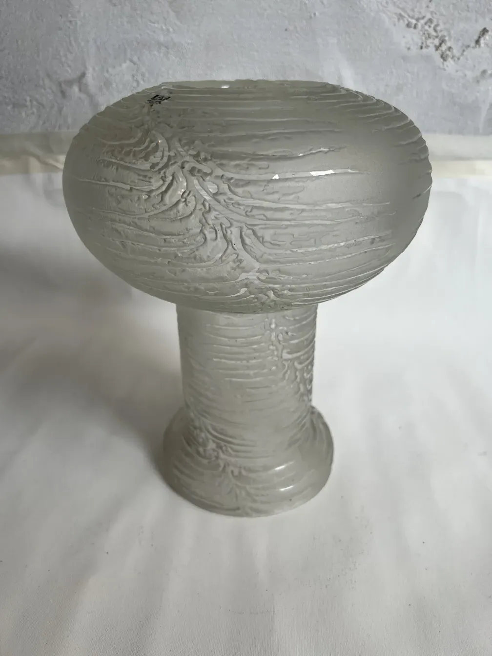 Lámpara de mesa antigua con diseño art deco, elegante y decorativa.