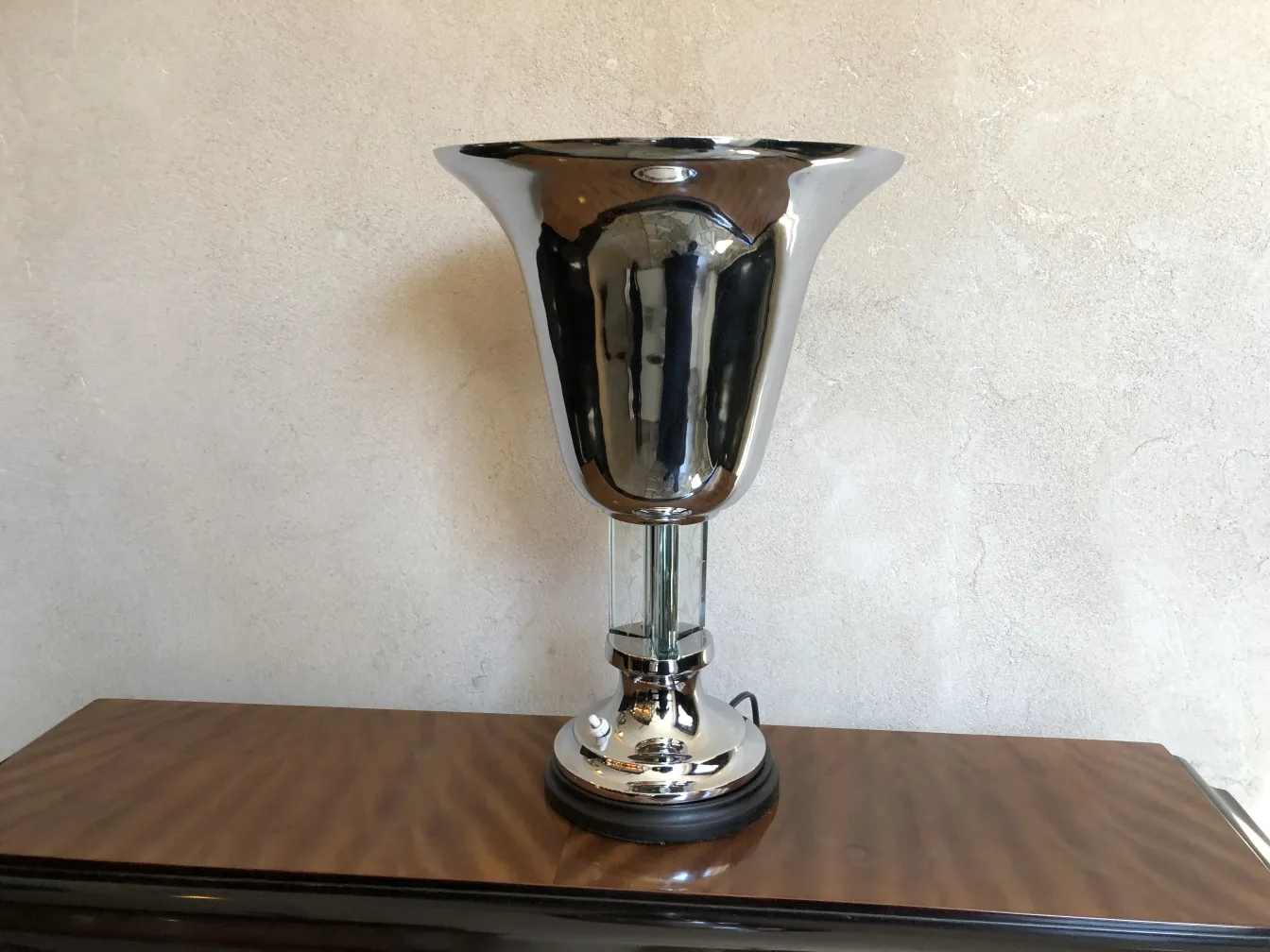 Antike Tischlampe im Art Deco-Stil mit glänzendem und elegantem Design.