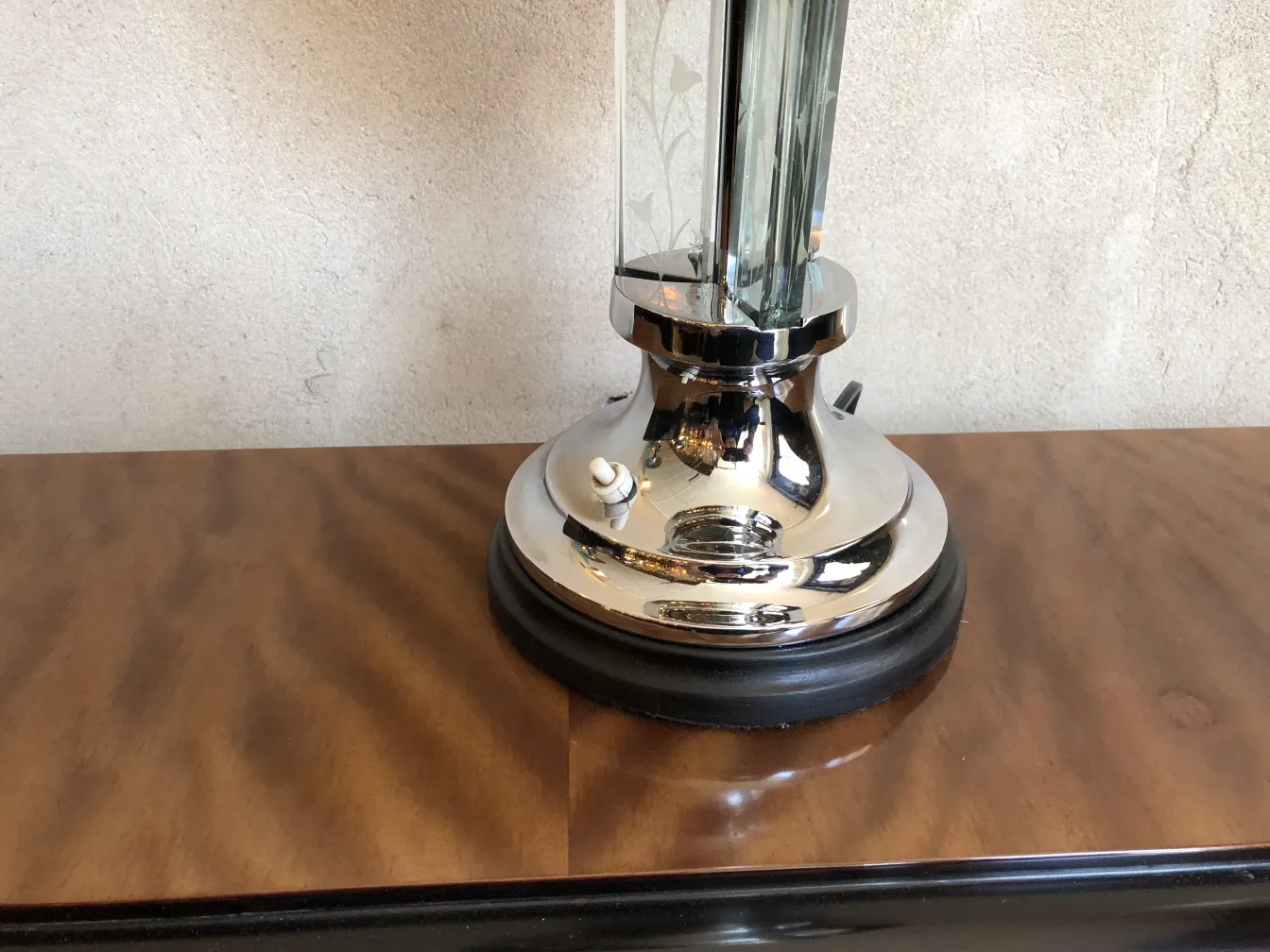 Lámpara de mesa antigua de estilo art deco sobre una mesa.