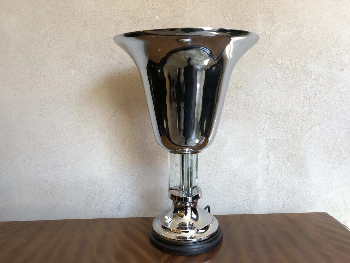 Glänzende antike Tischlampe im Art Deco-Stil