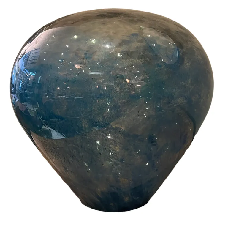 Lampe de bureau ancienne Art Deco affichant un design doux et élégant.