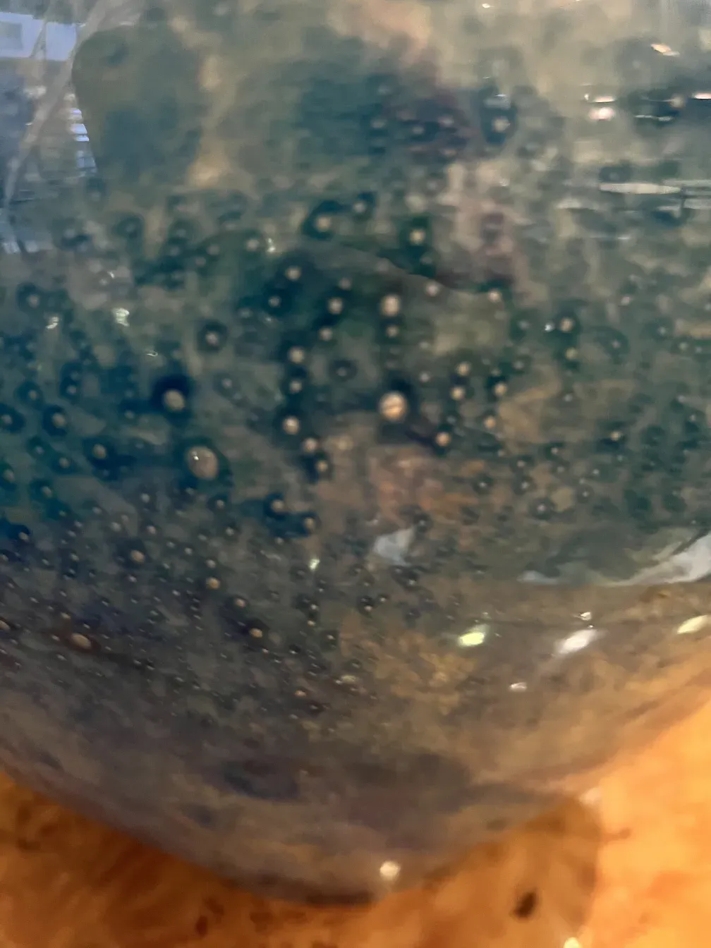 Antike Tischlampe Art Deco mit einzigartigen und bunten Details.