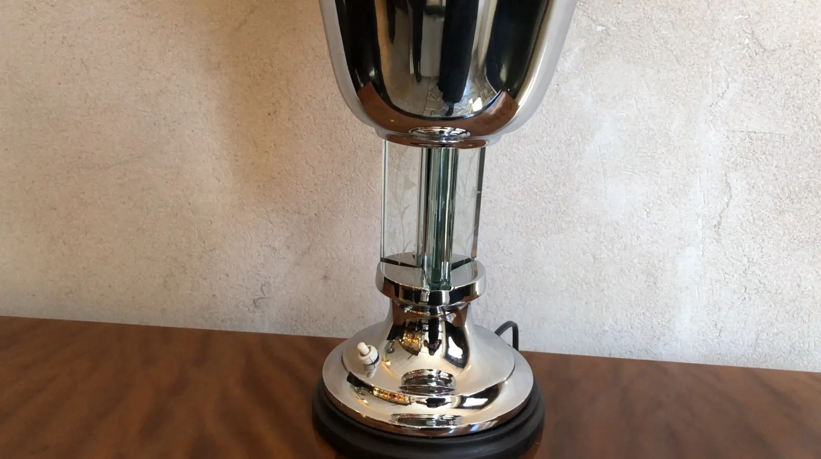 luminária de mesa antiga em estilo art deco com base brilhante