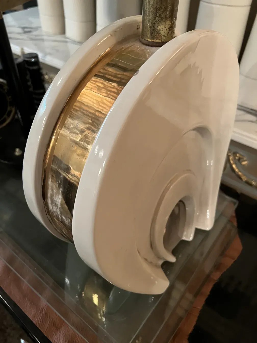 luminária de mesa antiga com design art deco e base dourada