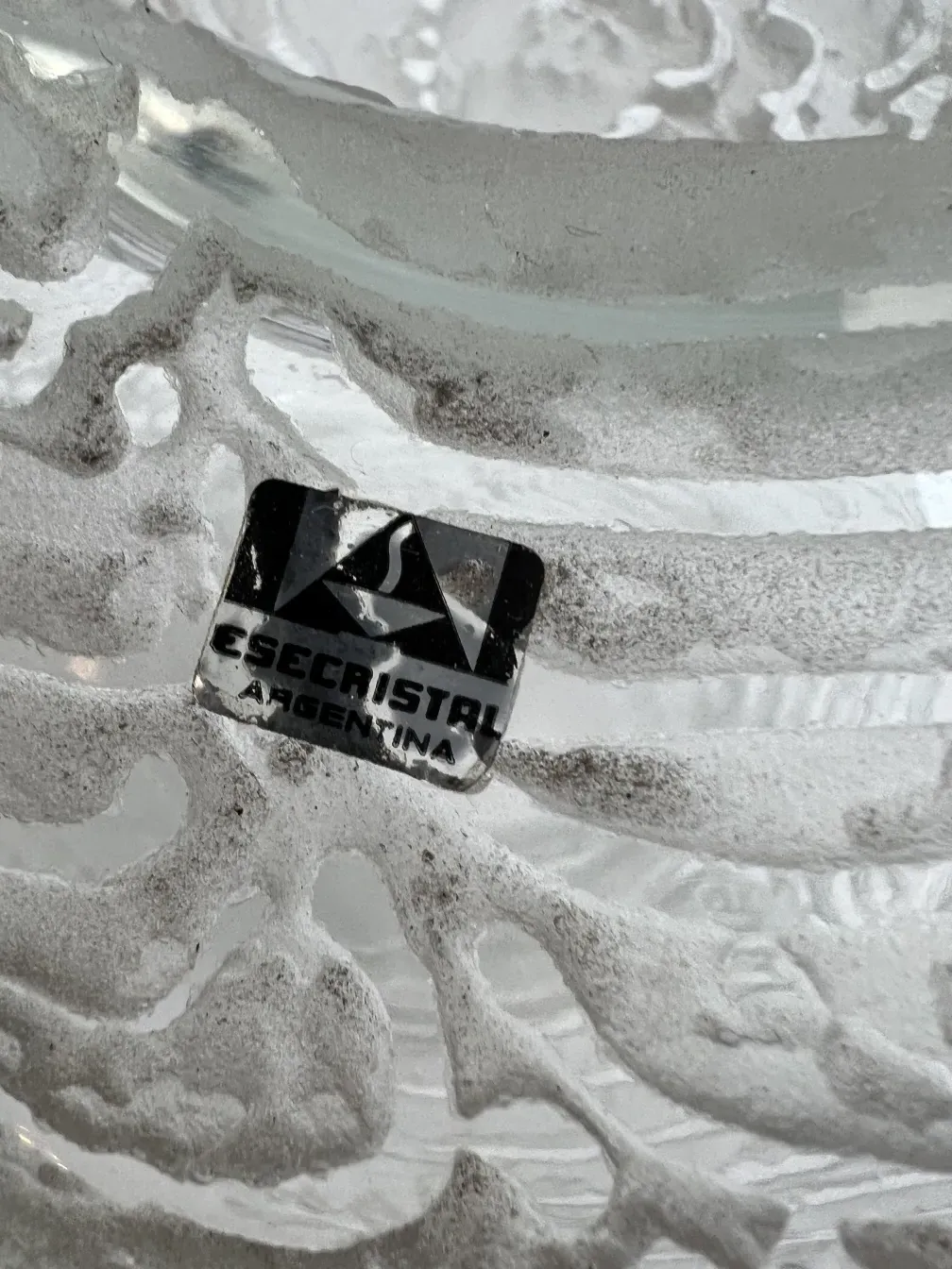 Lampe de bureau ancienne avec design art déco et détails décoratifs, ambiance chaleureuse.