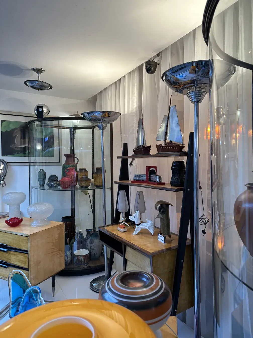 lampada da tavolo antica in stile art déco con finitura elegante, atmosfera classica