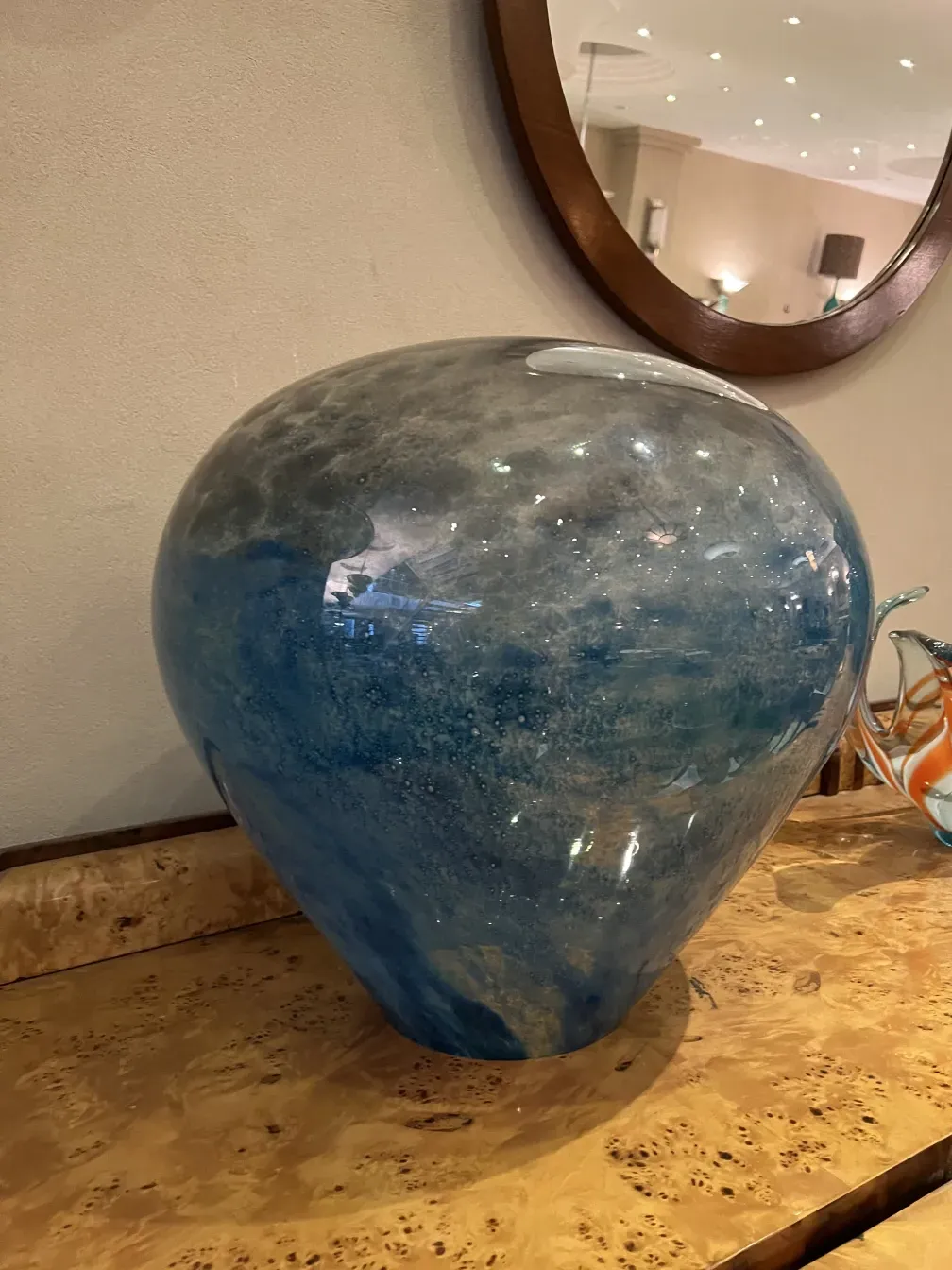 青いトーンの古いテーブルランプ、アールデコ装飾、中立的な背景。