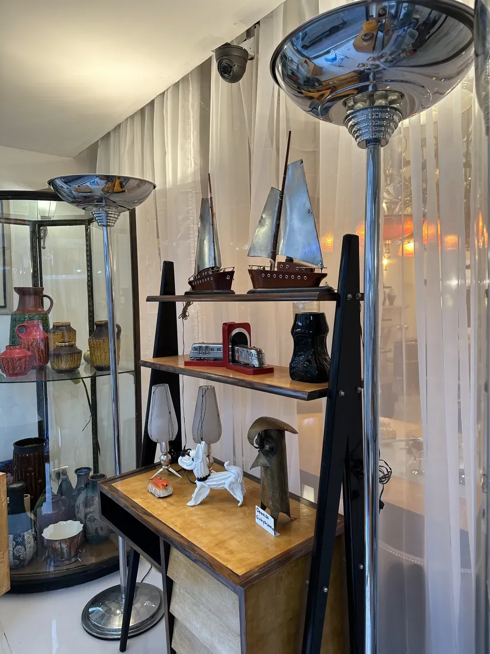 luminária de mesa antiga art deco em exibição, com design elegante e toques modernos