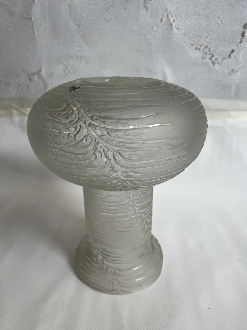 Lampada da tavolo antica in stile Art Deco, con design elegante e dettagli sottili, ambientata in uno spazio accogliente.