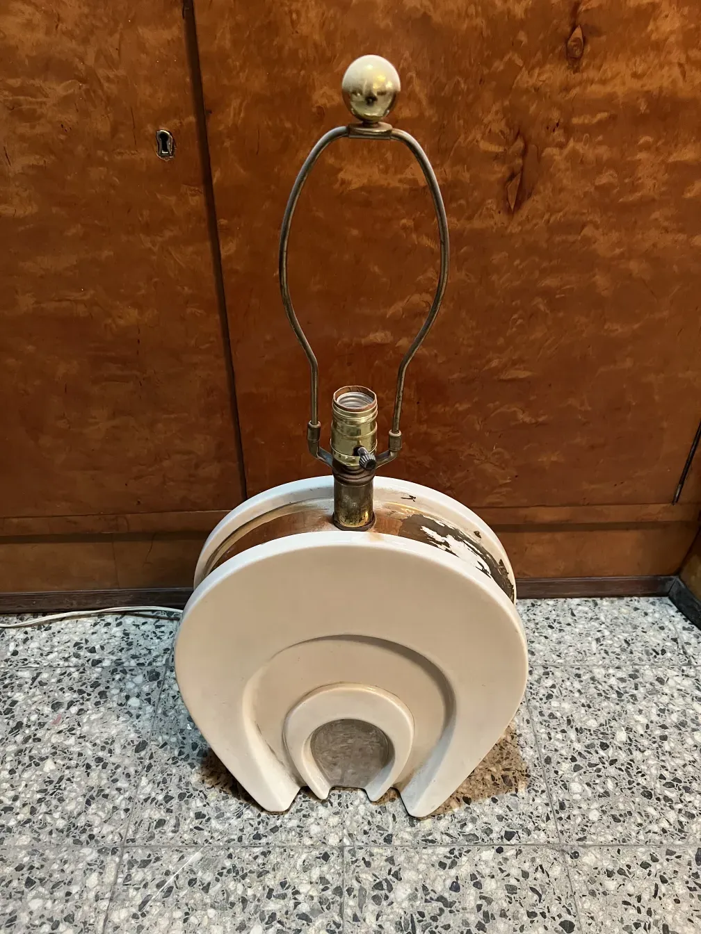 Lampada da tavolo antica art deco con base decorativa e forma elegante in un ambiente accogliente.