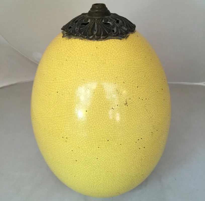 Lampada da tavolo antica art deco con finitura gialla brillante