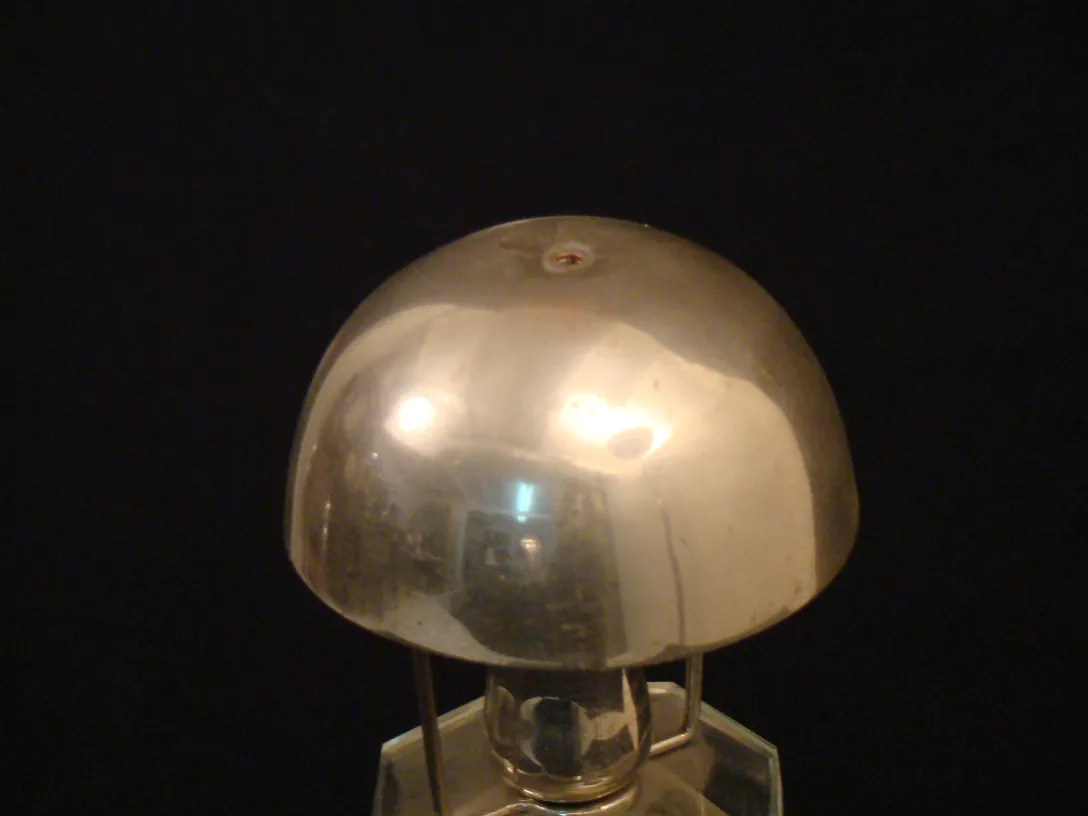 antike Tischlampe im Art Deco-Stil mit glänzendem Schirm