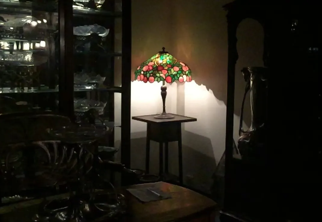 Antike Tischlampe mit Art Deco-Design und lebendigen Farben