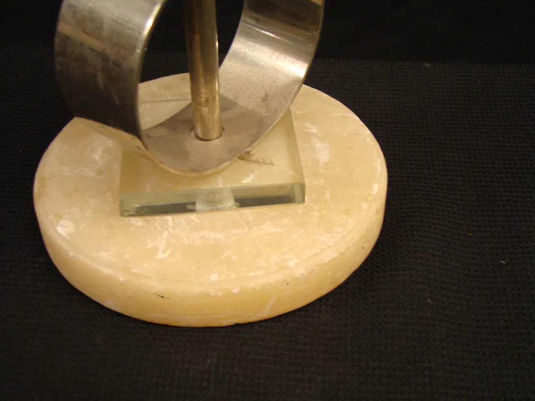 luminária de mesa antiga com design art deco, base redonda e suporte elegante