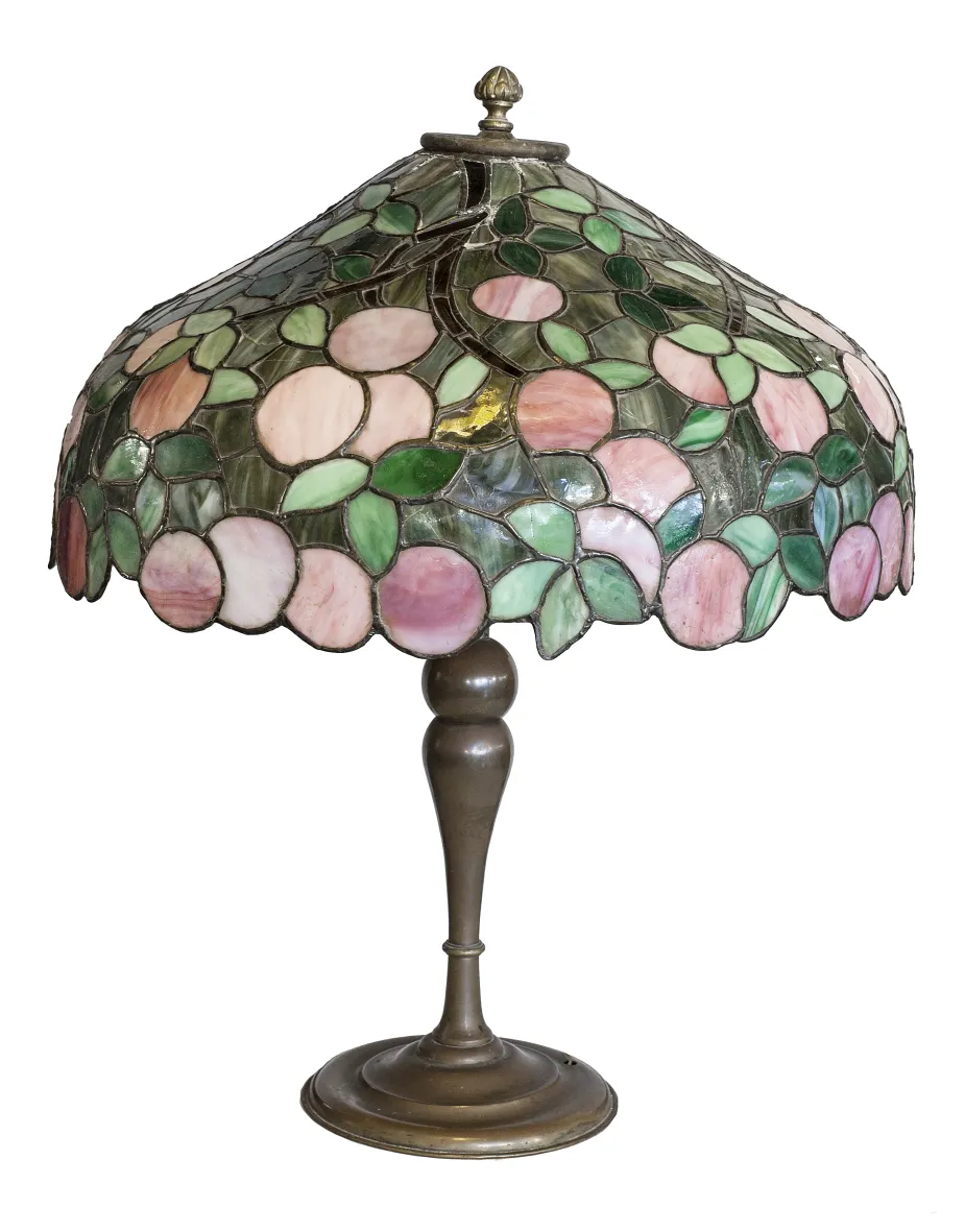 antigua lámpara de mesa de estilo art deco con pantallas coloridas en un ambiente elegante