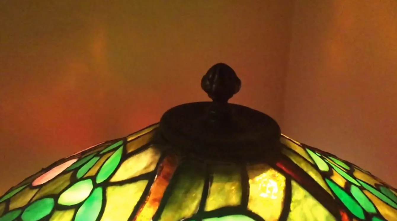 Luminária de mesa antiga Art Deco com detalhes coloridos