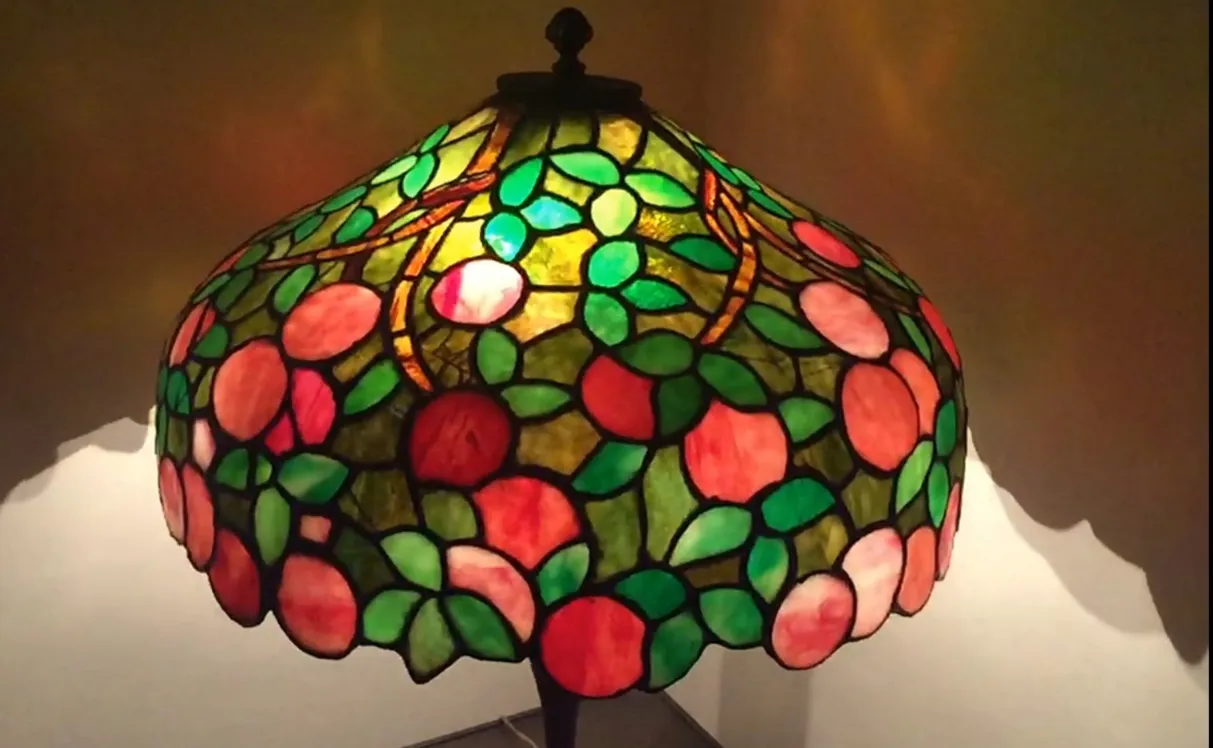 antike tischlampe art deco mit lebhaften blumendetails