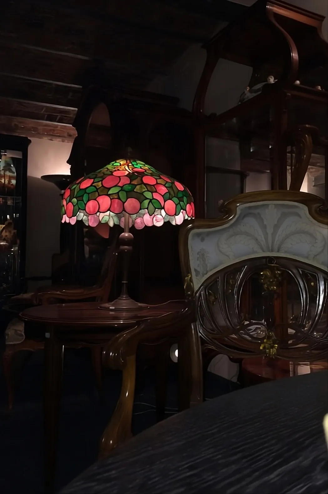 Lampada da tavolo antica in stile art deco con luce colorata, perfetta per decorare qualsiasi ambiente classico e accogliente.