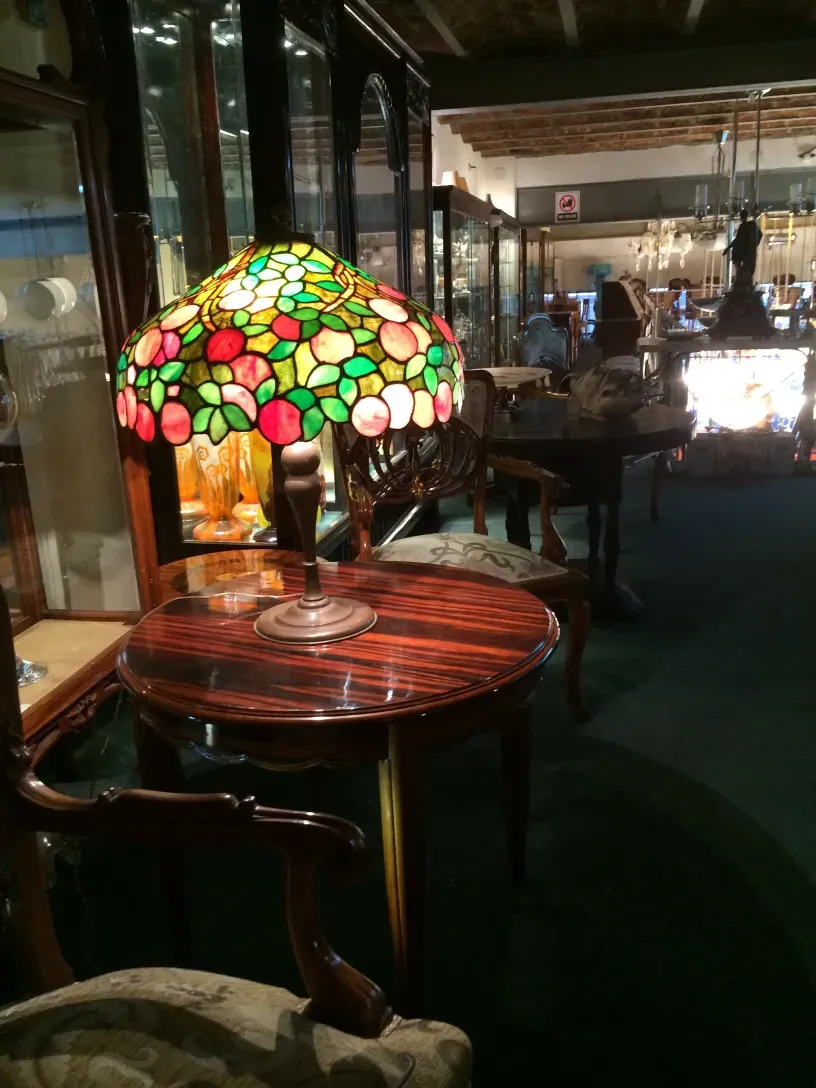 Lampada da tavolo antica art deco con colori vivaci in un ambiente accogliente