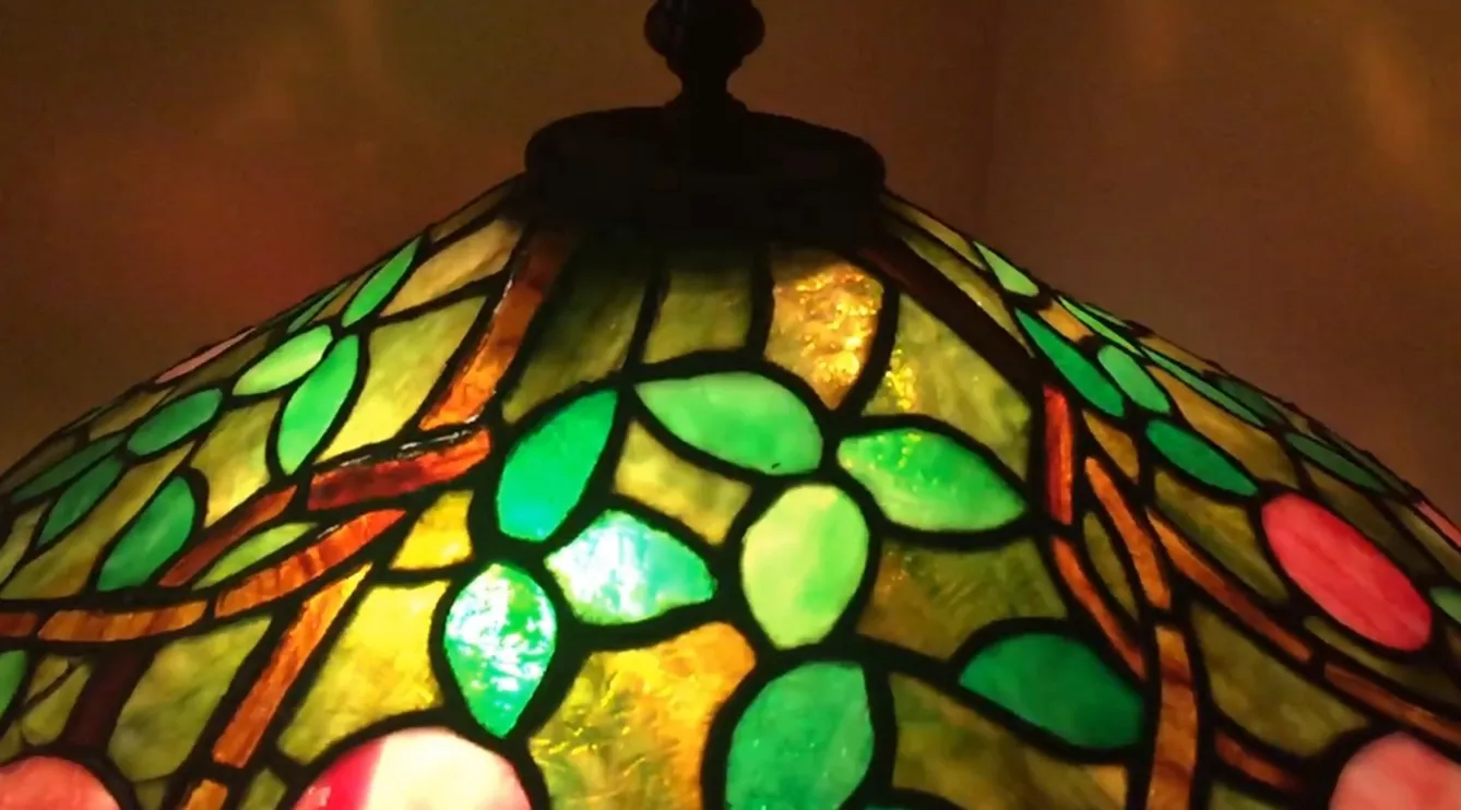 lampada da tavolo antica con design floreale art deco in colori vivaci