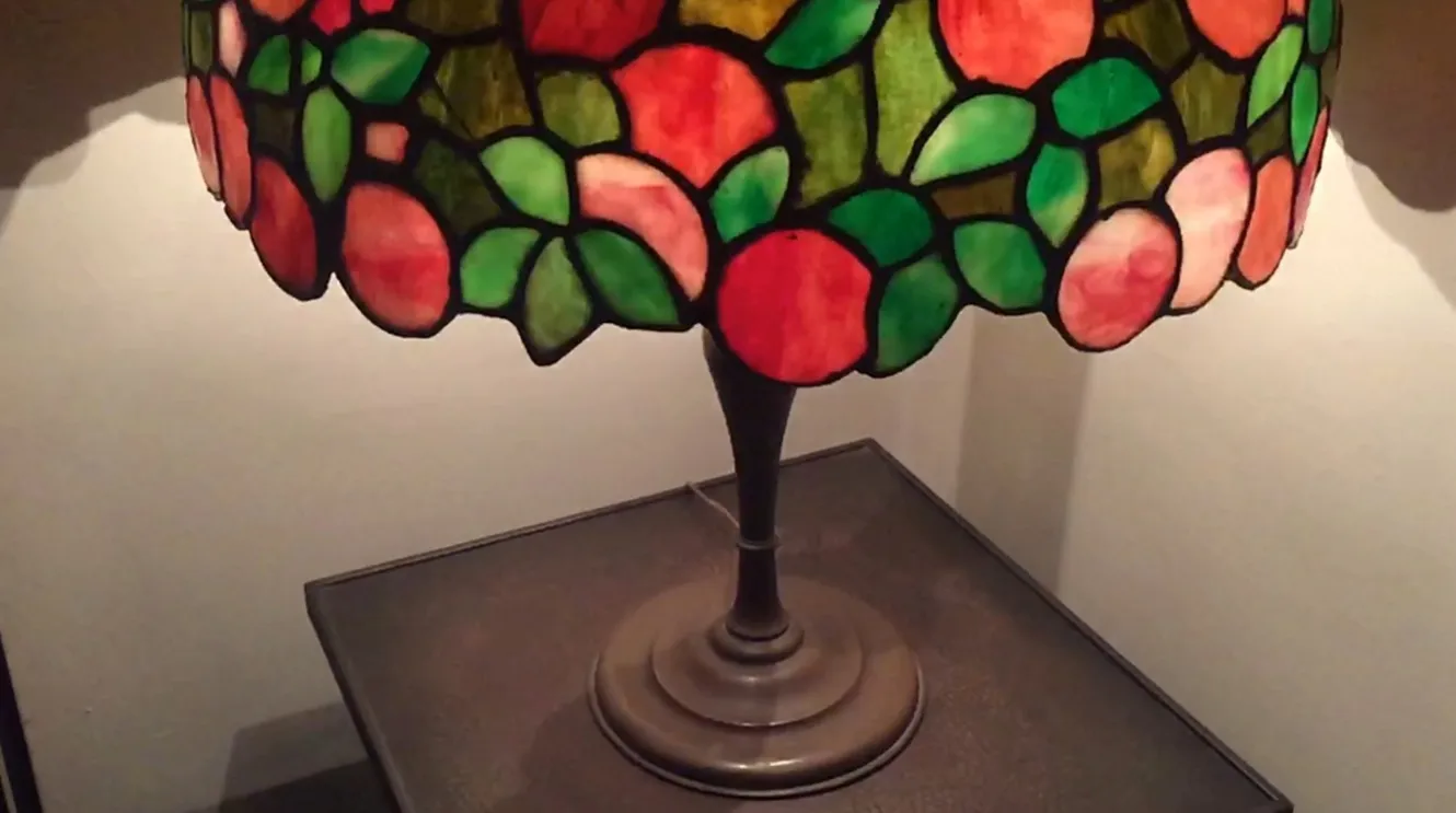 lampara de mesa antigua art deco con colores vivos y detalles florales