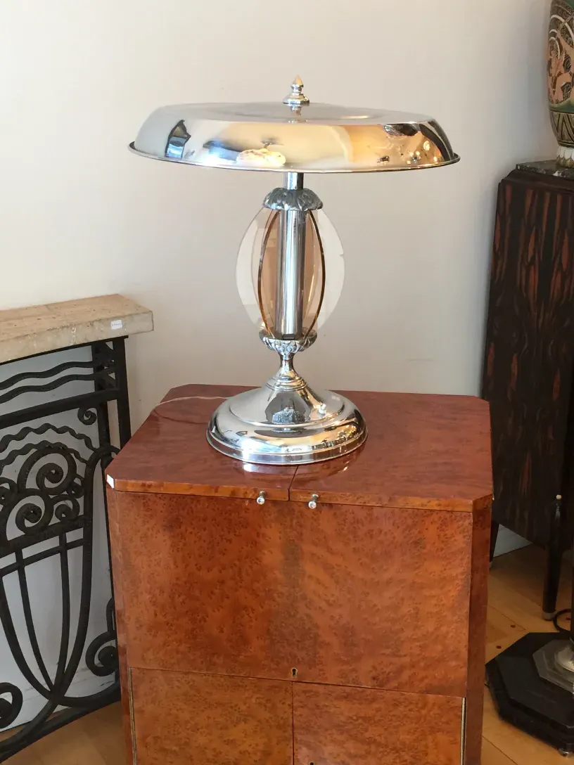 Lámpara de mesa antigua estilo art deco sobre una mesa