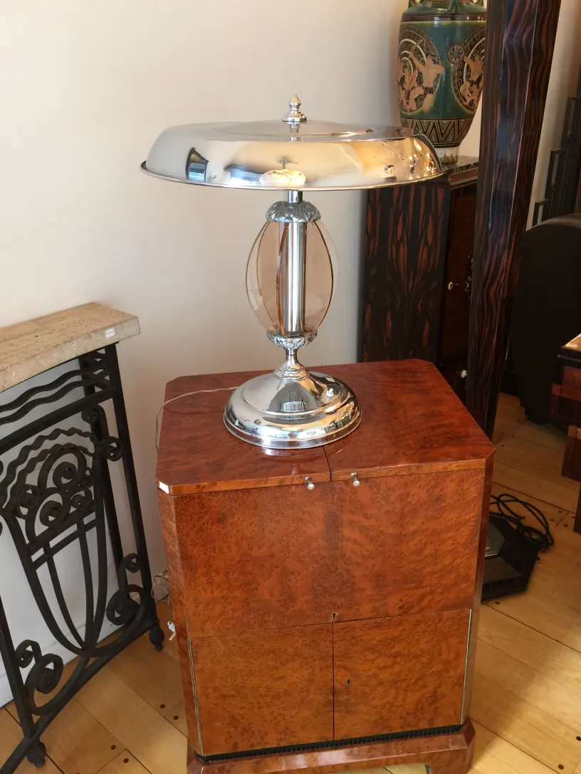 Lámpara de mesa antigua Art Deco con base metálica y pantalla brillante