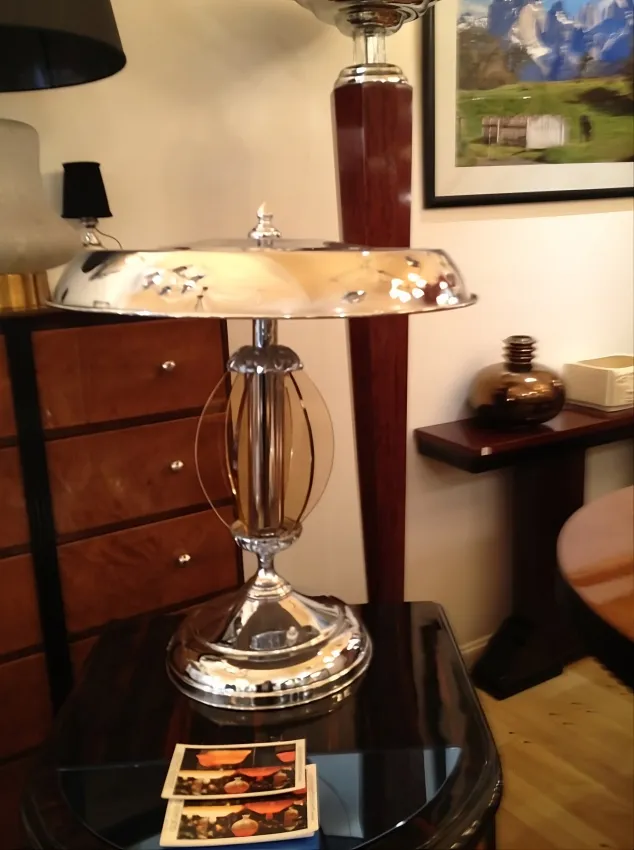 lampe de bureau ancienne art deco avec des détails brillants, fond élégant