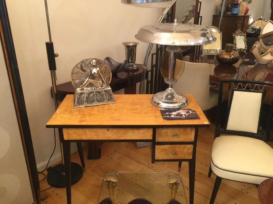 lámpara de mesa antigua en un entorno acogedor