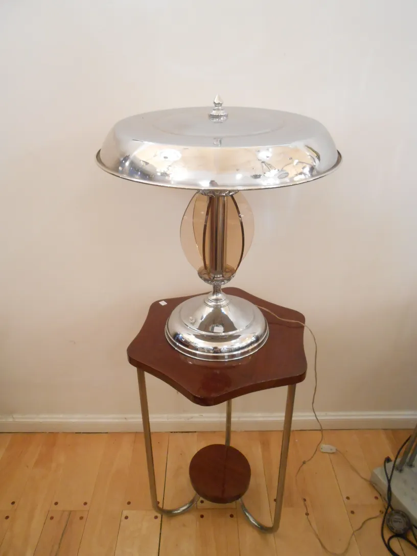 luminaria de mesa antiga em estilo art deco sobre mesa