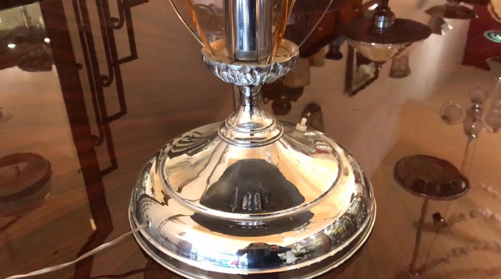 Lámpara de mesa antigua art deco con brillo en una mesa