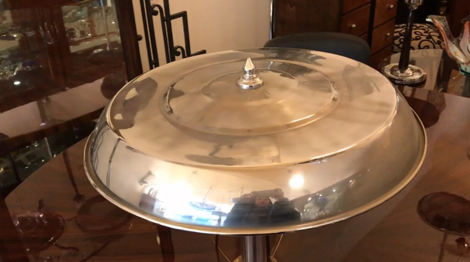 lampara de mesa antigua art deco con una base decorativa y un diseño elegante