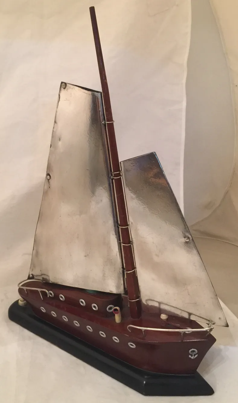 lampara de mesa antigua con diseño art deco y detalles decorativos