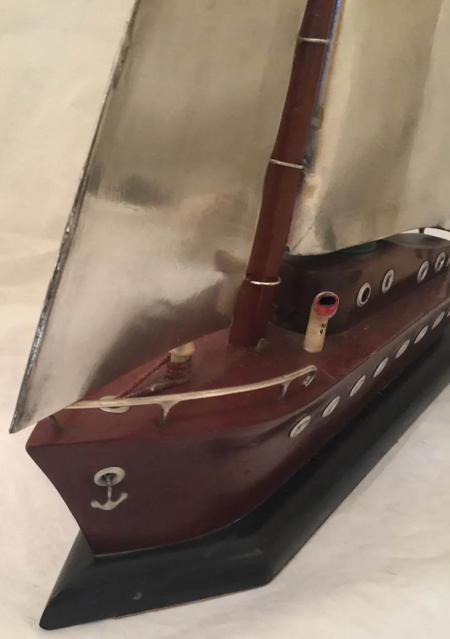 lámpara de mesa antigua en forma de barco