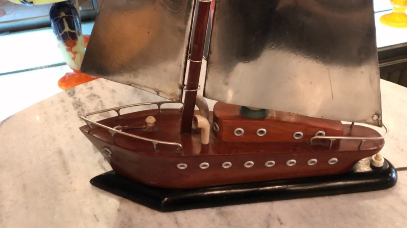 antike tischlampe im art deco stil mit metallischen details