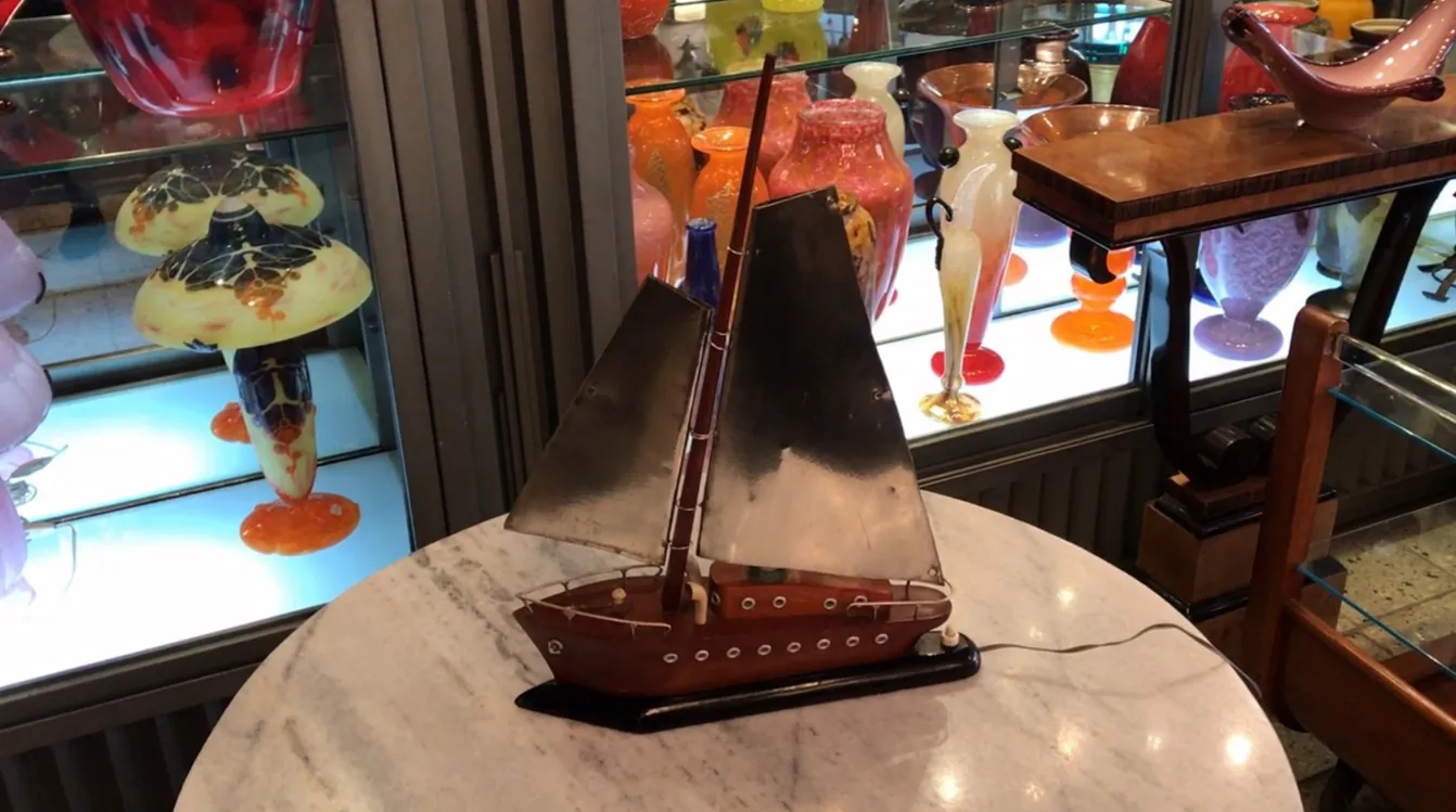 Antike art deco tischlampe mit bootdesign in dekorativer umgebung