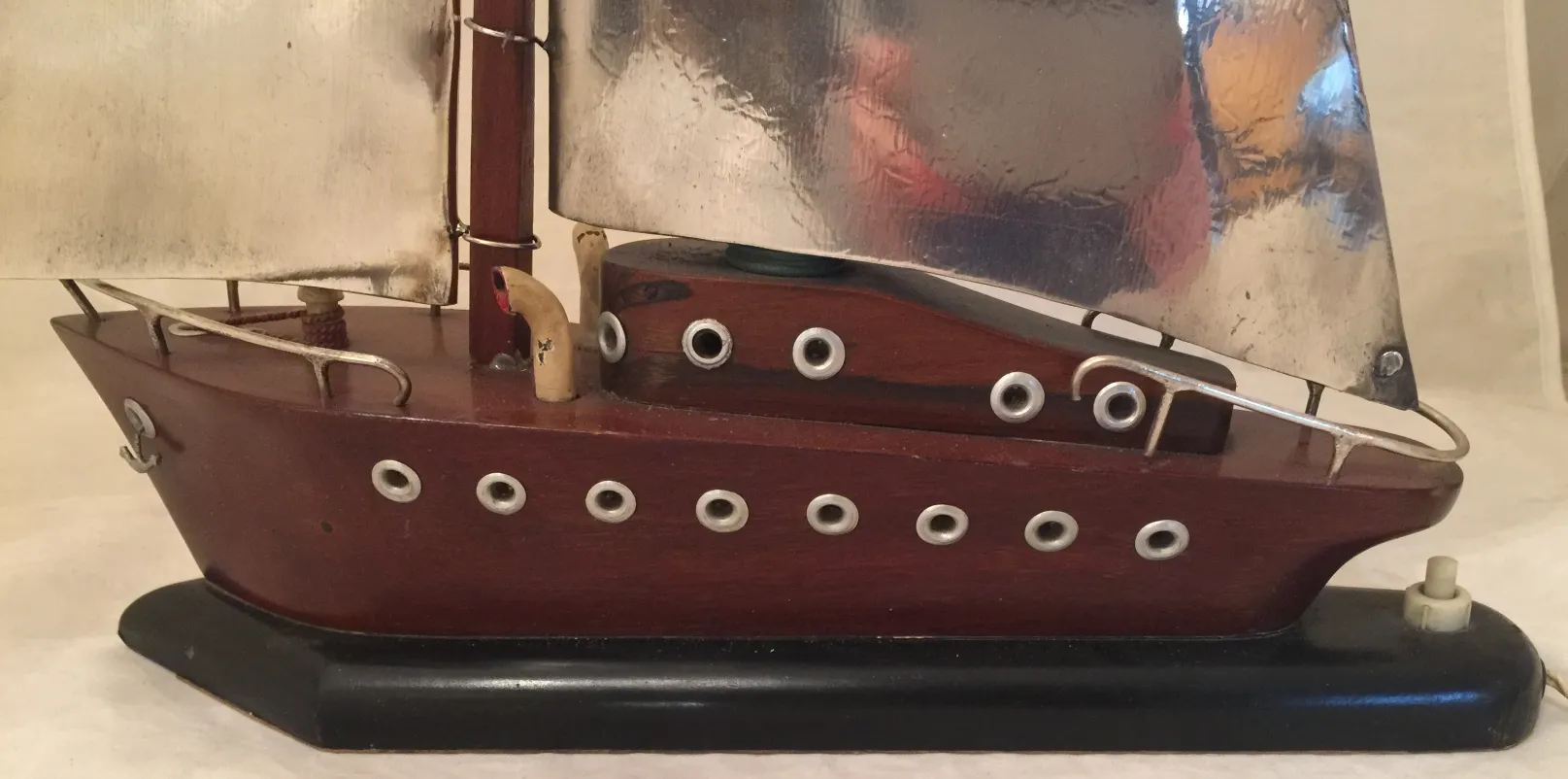 검은색 받침대와 은색 돛이 있는 고풍스러운 테이블 램프