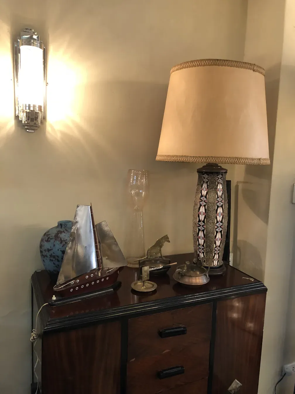 透明なシェードと装飾的なベースを持つ古いテーブルランプのアールデコスタイル