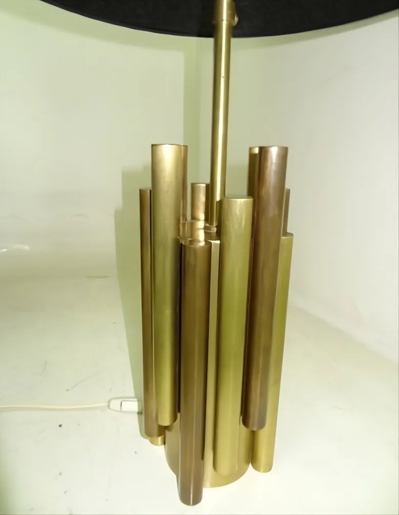 Antike Tischlampe im Art-Déco-Stil mit goldenem Design