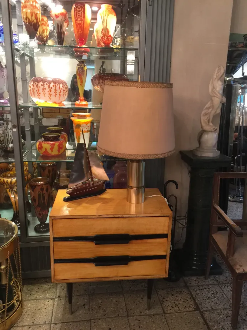 Lampada da tavolo antica in stile art deco, con base decorativa e paralume