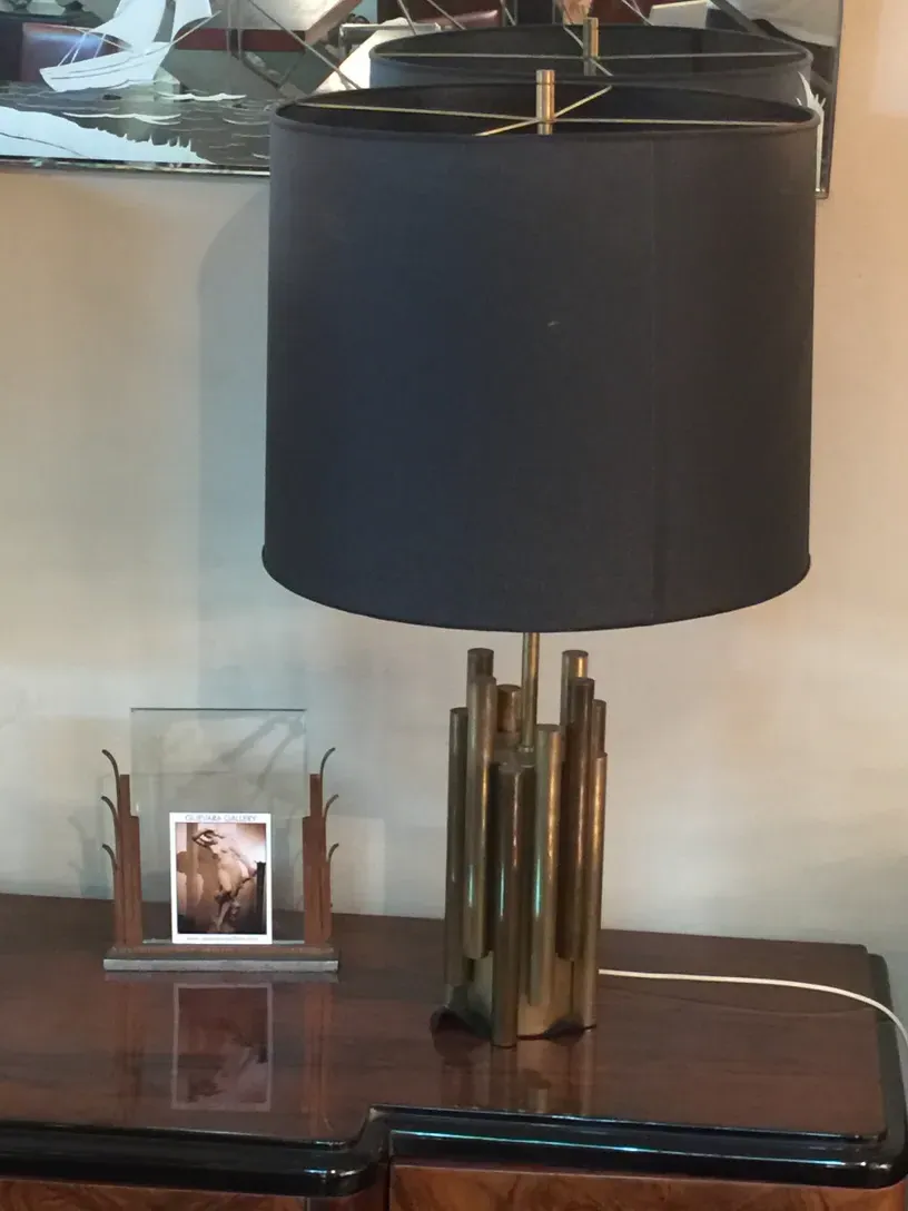 Antike Tischlampe im Art Déco Stil mit schwarzem Schirm und goldener Basis.