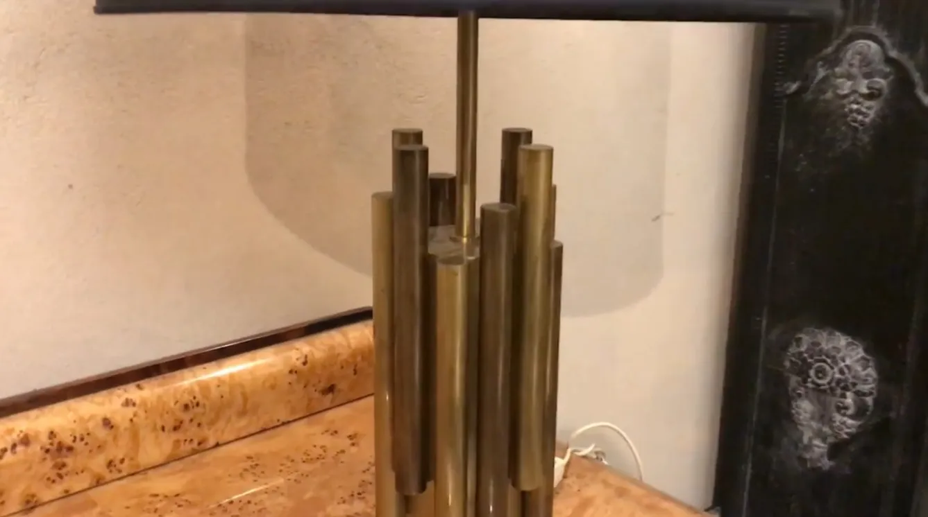 Antike Tischlampe im Art-Deco-Stil, gemütliche Atmosphäre.